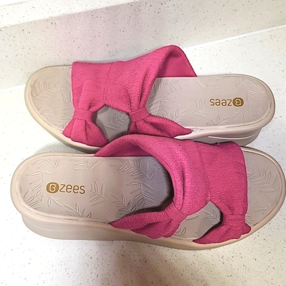 Bzees Women's Smile More. Paradise Pink Fuchsia Slide Wedge Sandals Size 9 - Picture 2 of 8